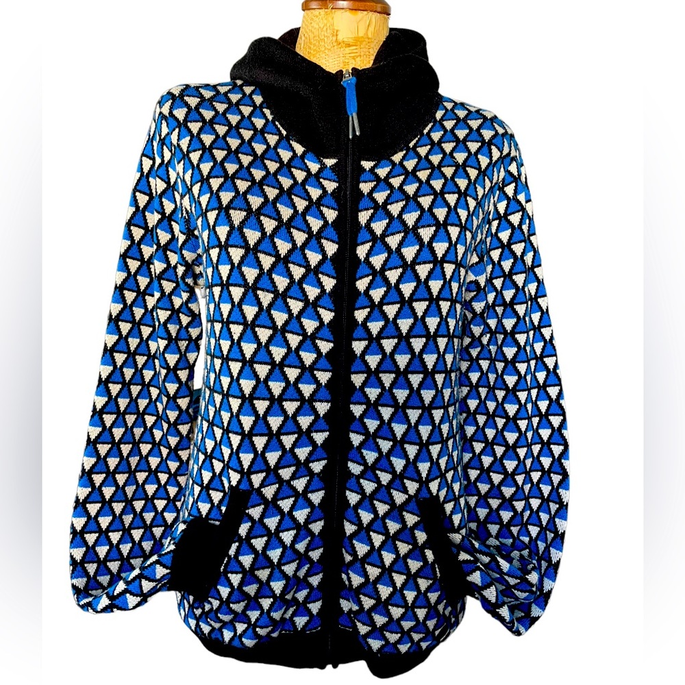 Bench zip front cardigan.hooded. Pockets. Ribbing at waist and cuffs.Wmns Large